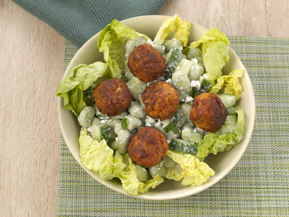 Salade met tuinbonen & falafel balletjes