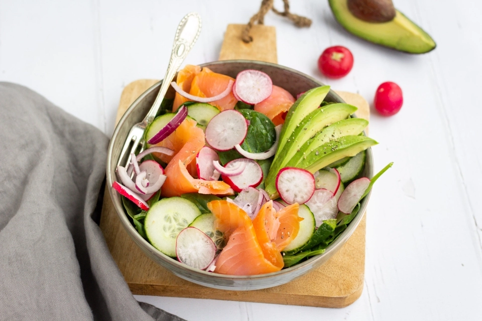Salade met gerookte zalm & avocado