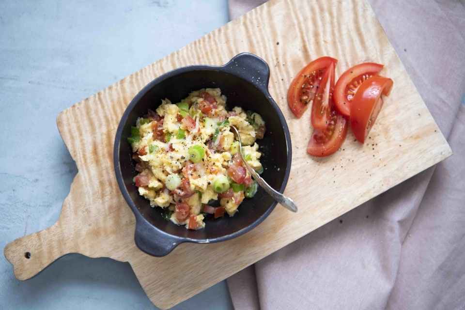 Scrambled eggs met geraspte kaas