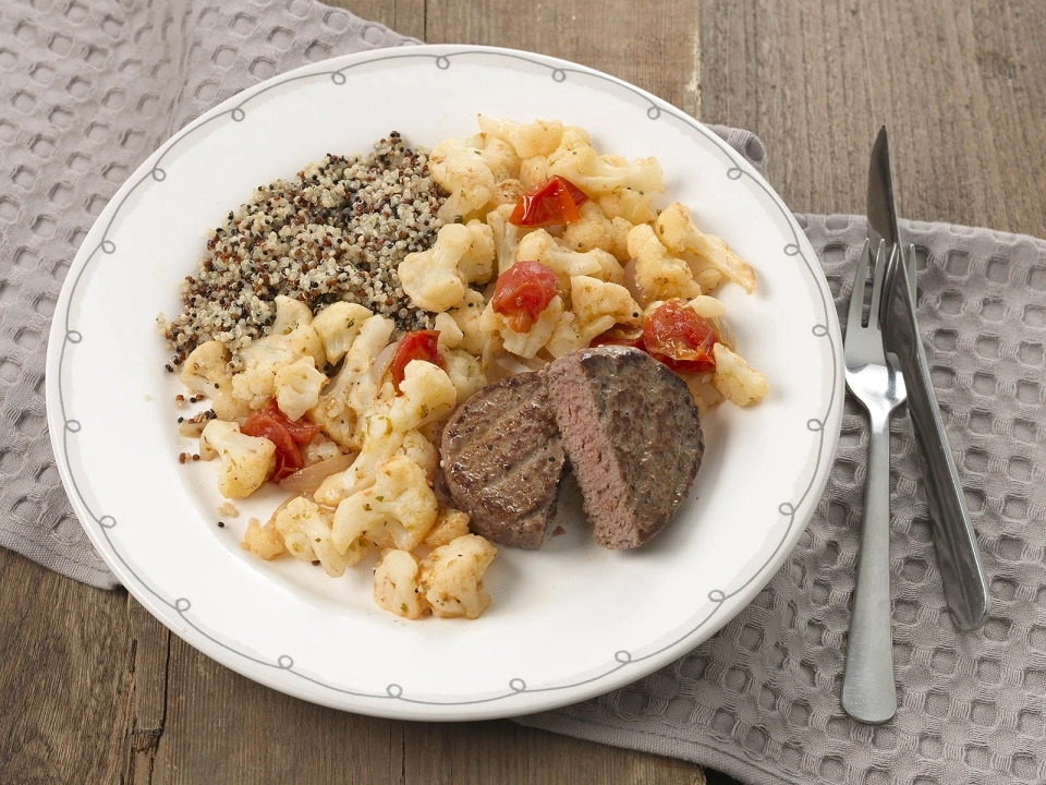 Tartaar met bloemkool, tomaatjes & quinoa