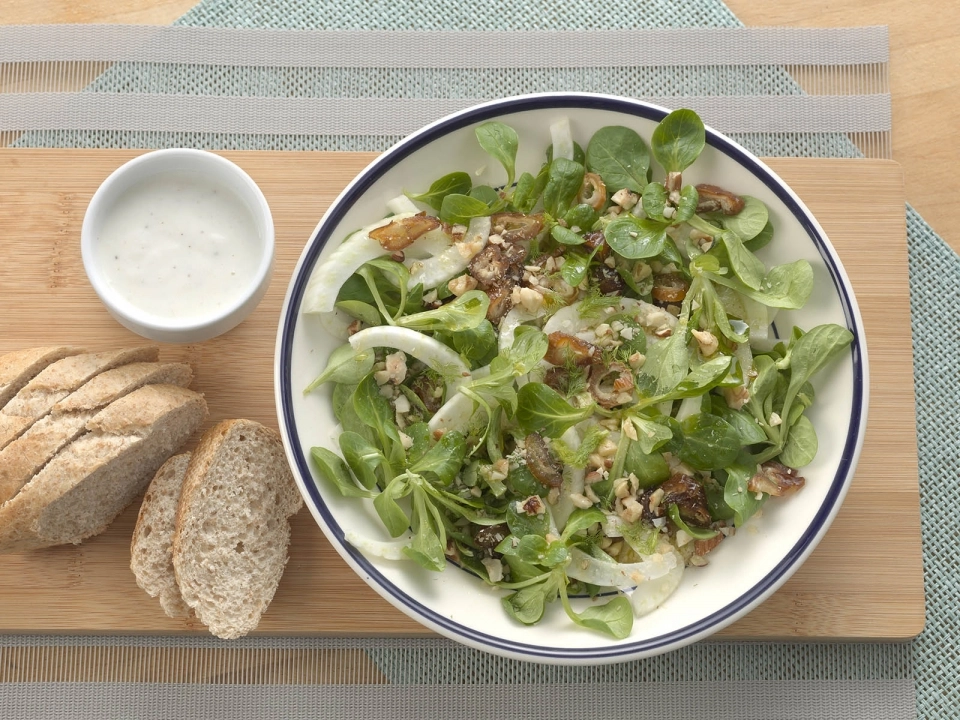 Venkelsalade met dadels & noten