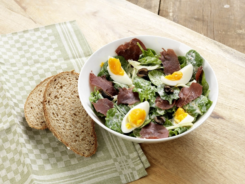 Venkelsalade met ei & rookvleesschotsen