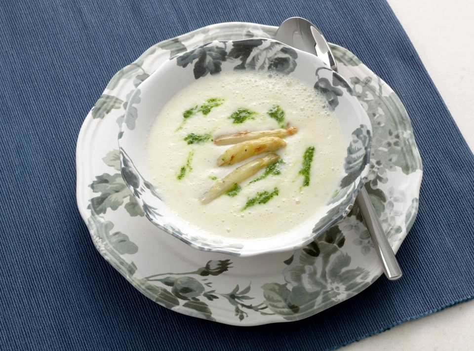 Romige witte aspergesoep met peterseliepesto