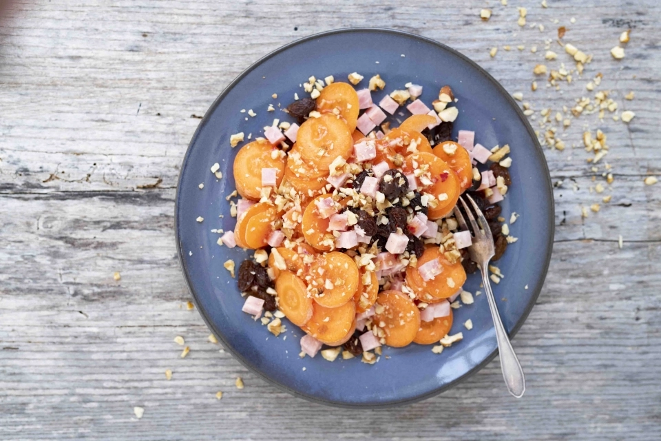 Pittige wortelsnack met hamblokjes