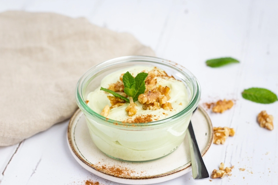 Yoghurt & avocado bowl met noten
