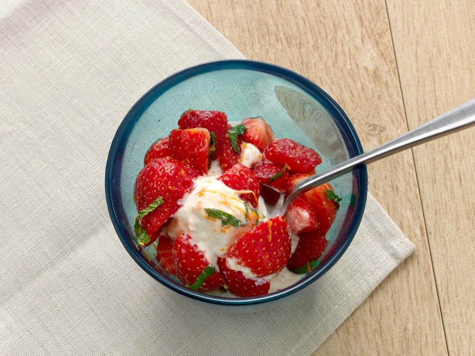 Homemade yoghurt ijs met aardbeien