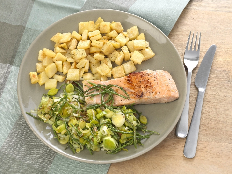 Zalm met prei, zeekraal & aardappelblokjes