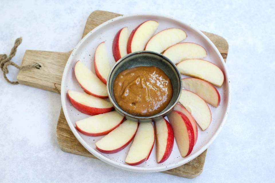 Partjes appel met pindakaas