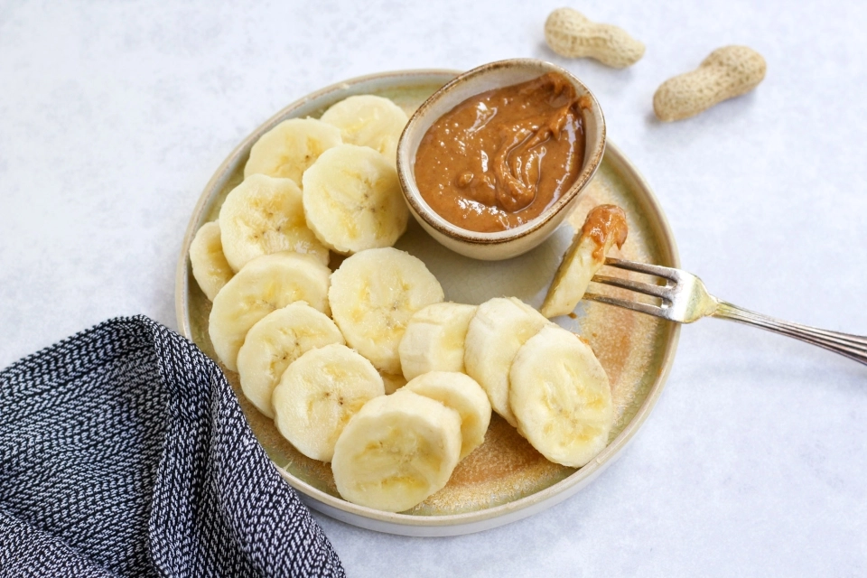 Plakjes banaan met pindakaas