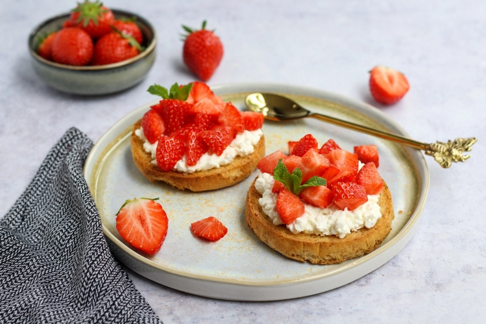 Beschuit met cottage cheese & aardbeien