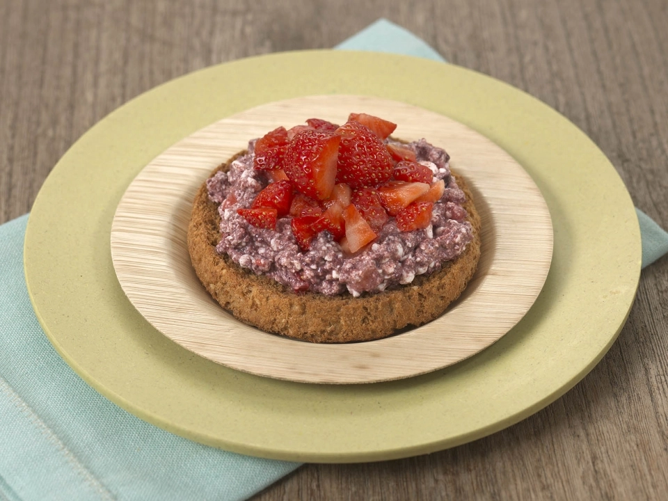 Beschuit met eiwitrijke aardbeienspread