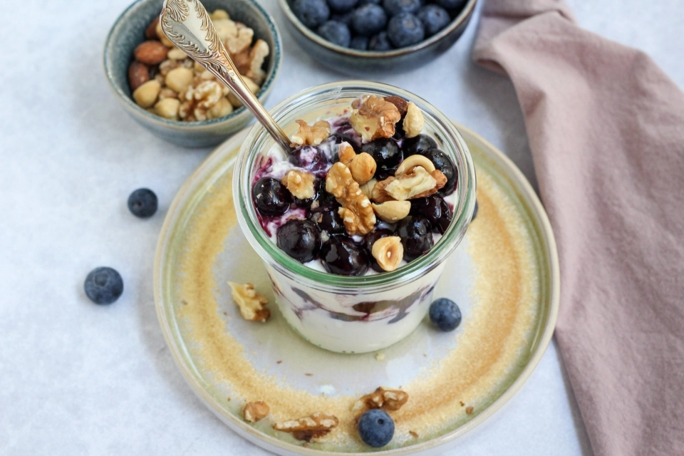 Cottage cheese parfait met blauwe bessen