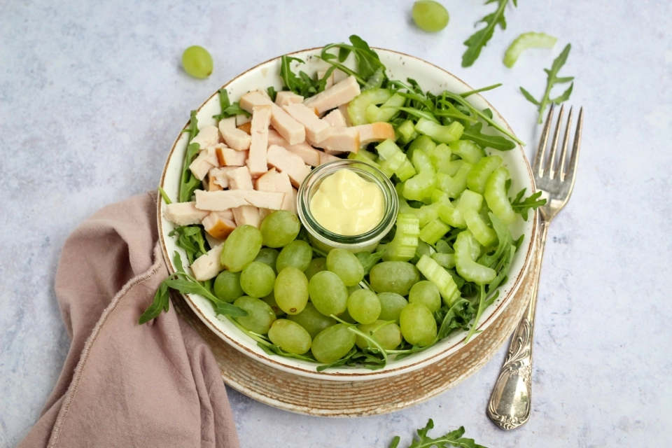 Frisse kipsalade met druiven & bleekselderij