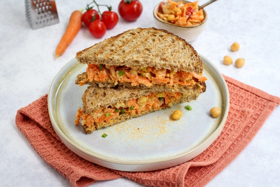Sandwich met kikkererwten & wortel salade