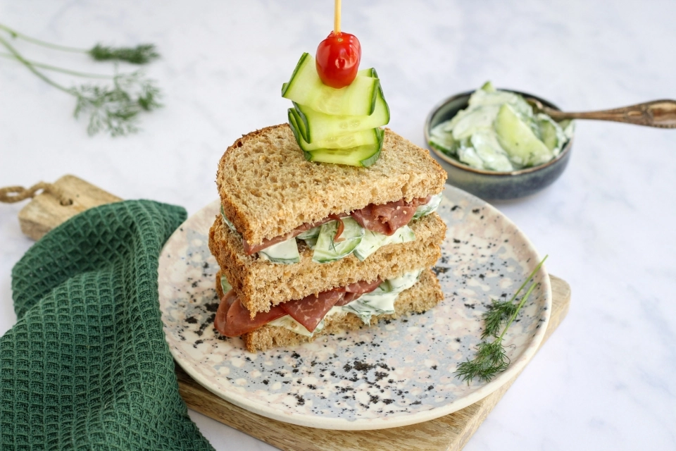 Sandwich met rookvlees & komkommer salade
