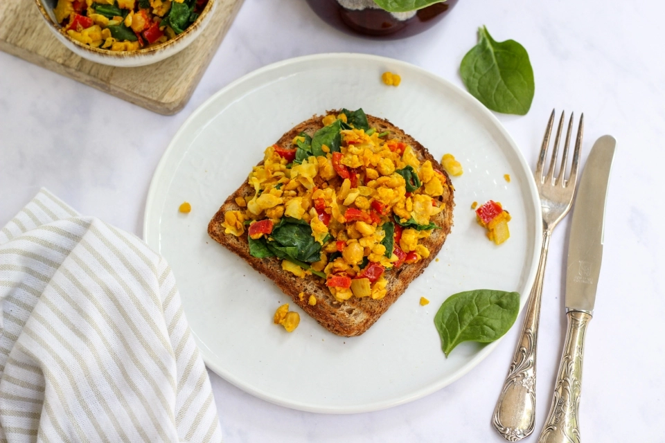Toast met kikkererwten scramble