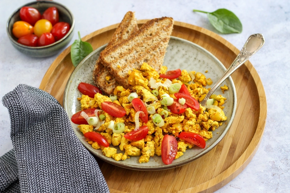Tofu scramble met toast
