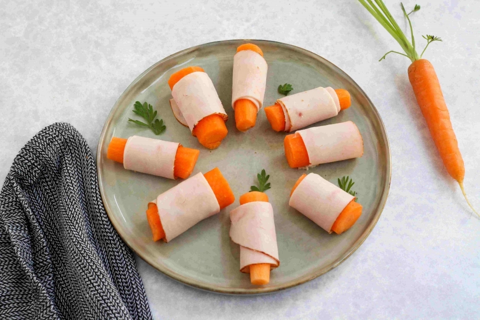 Worteltjes met plakjes kalkoenfilet