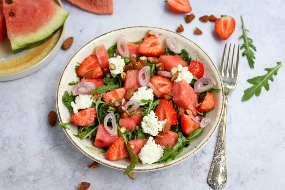 Zomerse salade met watermeloen & aardbeien