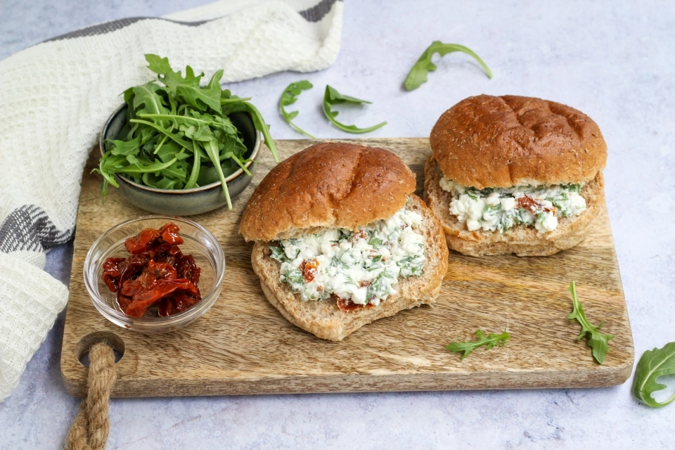 Broodje met cottage cheese salade