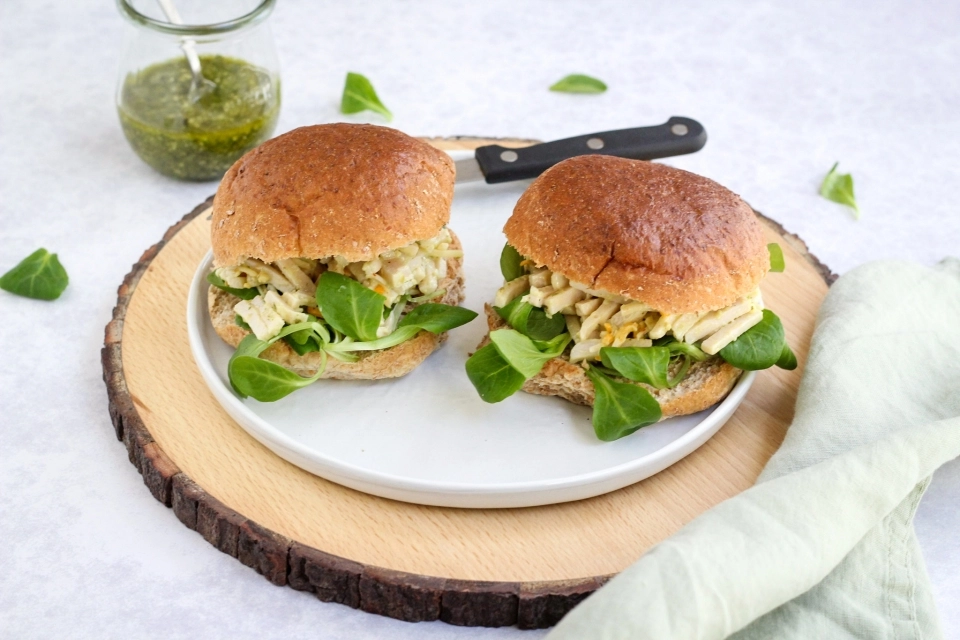 Broodje met kip-pesto salade