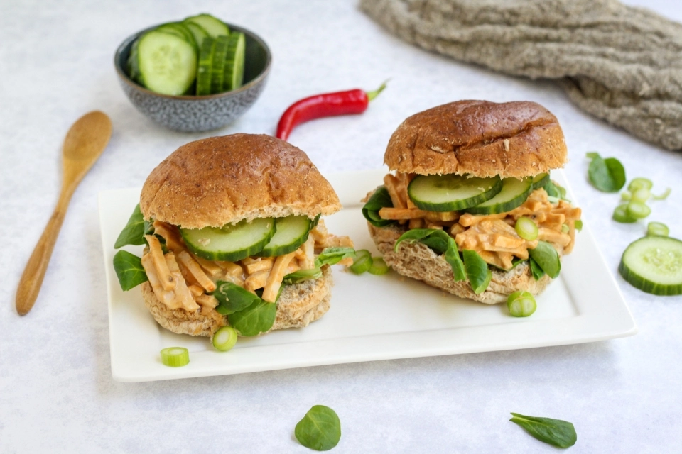 Broodje met kipsaté salade