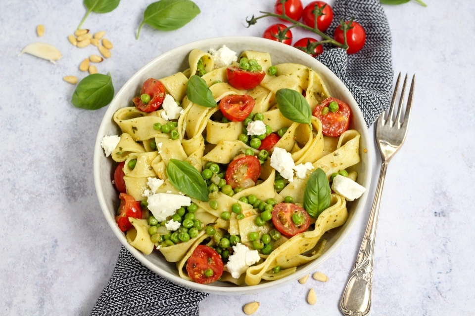 Pappardelle met doperwten, tomaatjes & pesto