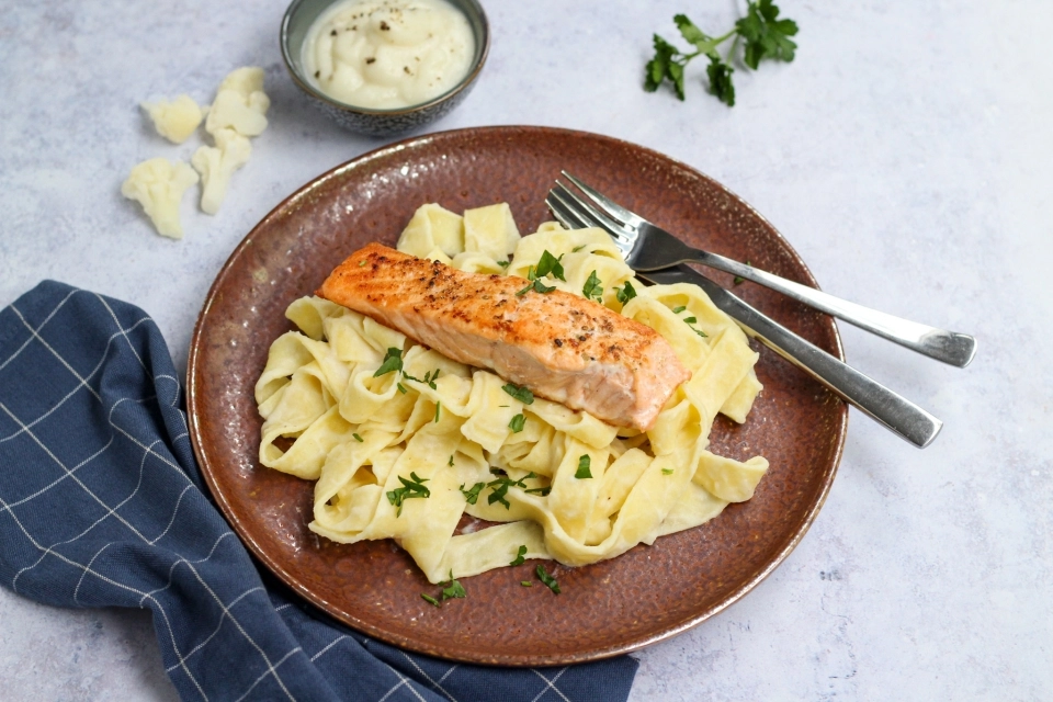 Pappardelle met bloemkoolsaus & zalmfilet