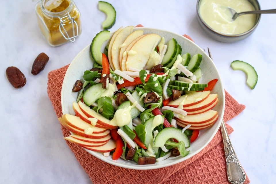 Salade met kipreepjes, appel & kerrie dressing