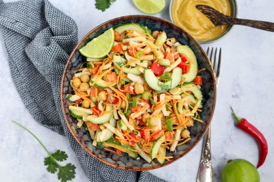 Thaise salade met kipreepjes & pindadressing