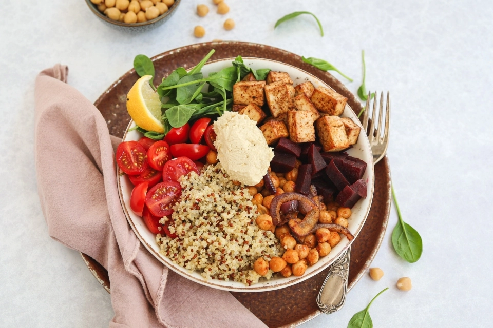 Buddha bowl met tofu & geroosterde kikkererwten