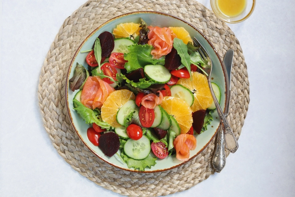 Salade met gerookte zalm, bietjes & sinaasappel