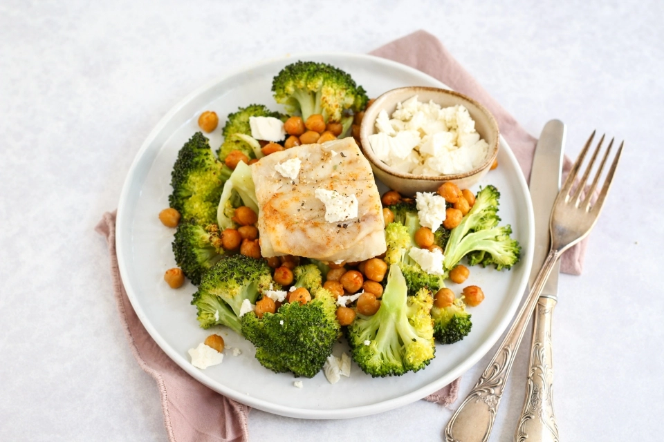 Traybake met broccoli, kikkererwten & koolvis