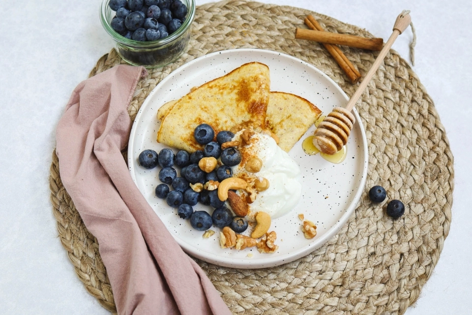 Zoete omelet met Griekse yoghurt & blauwe bessen