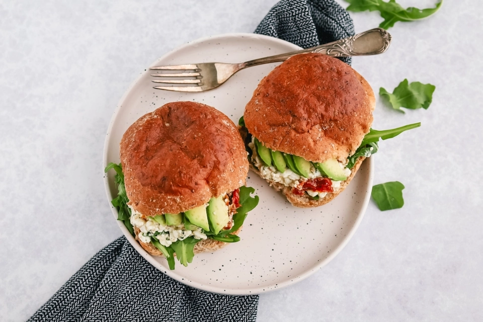 Broodje met cottage cheese salade & avocado