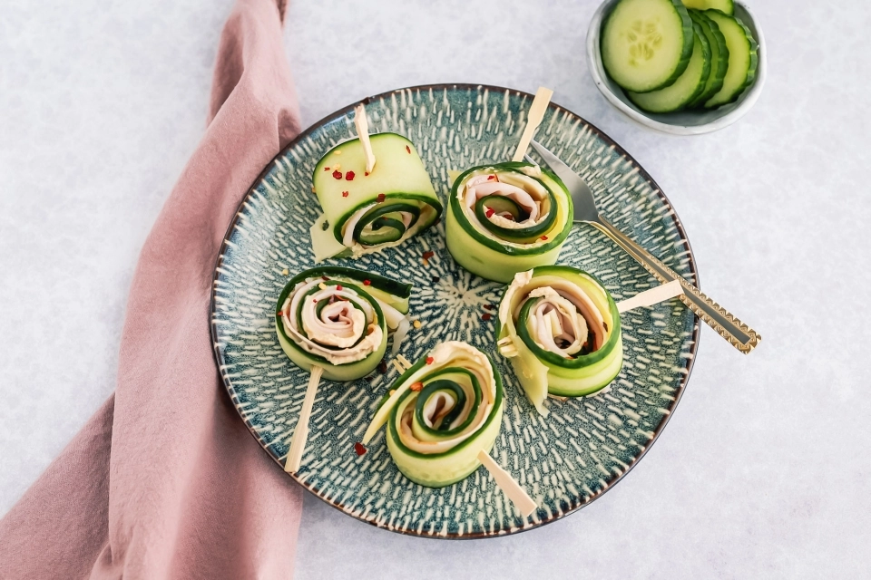Komkommer rolletjes met hummus, kaas & kalkoenfilet
