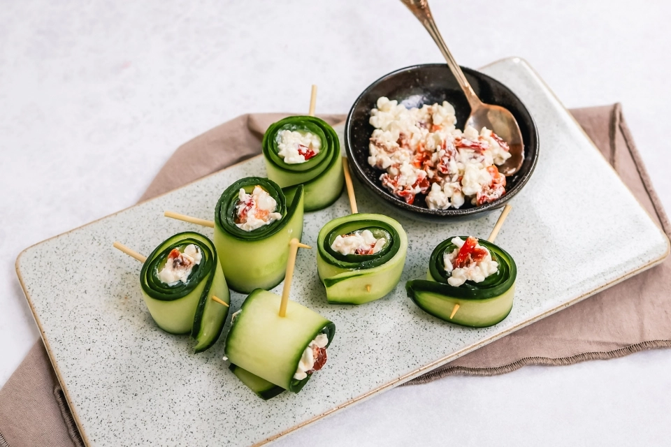 Komkommer rolletjes met zongedroogde tomaten