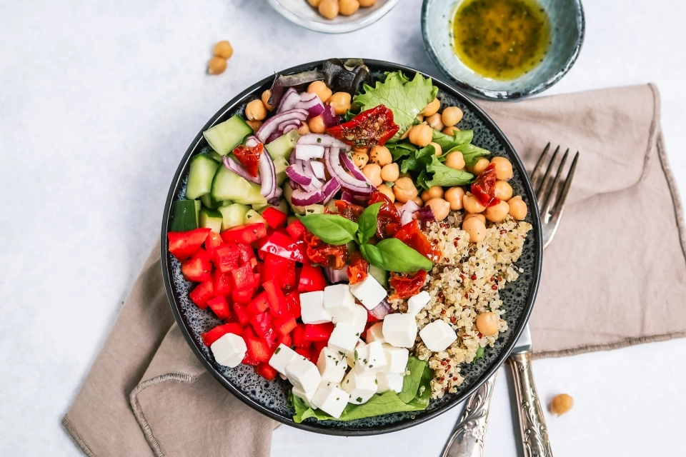 Mediterrane quinoa maaltijdsalade