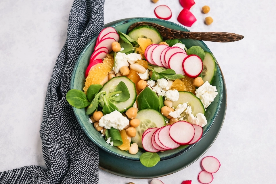 Salade met bonen, sinaasappel & radijs