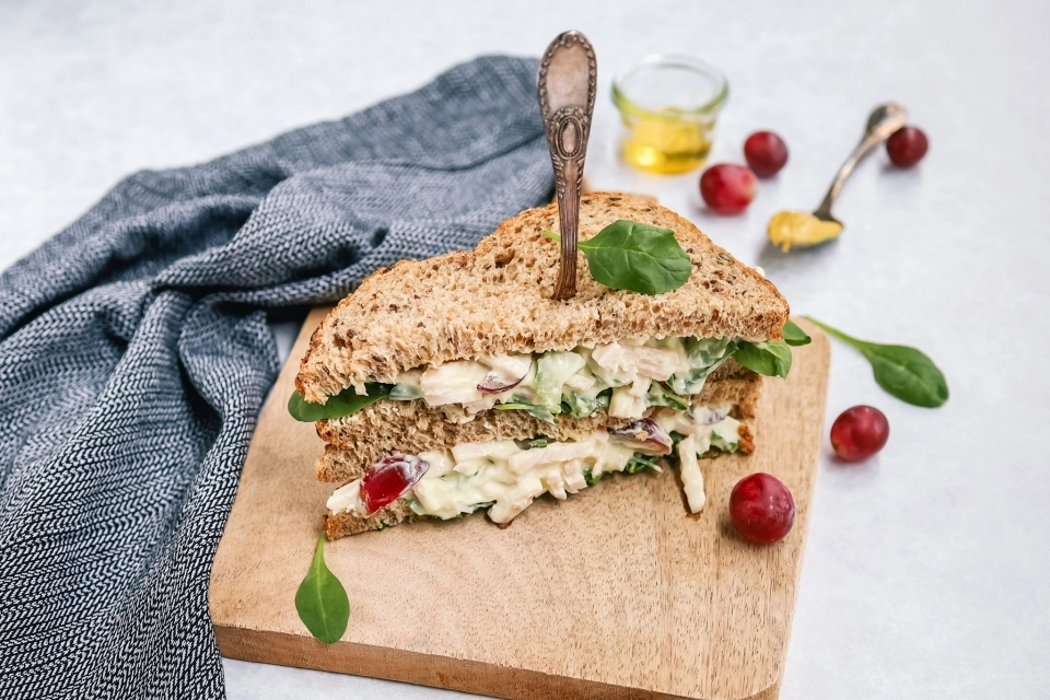 Sandwich met honing-mosterd kip salade
