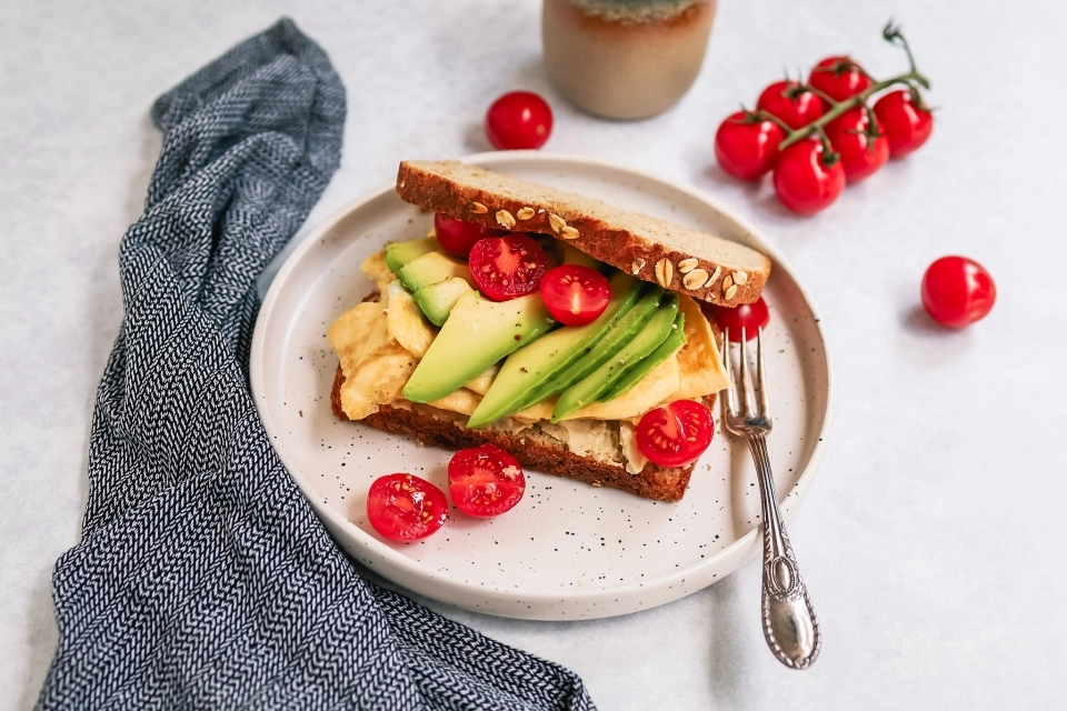Sandwich met hummus, omelet & avocado