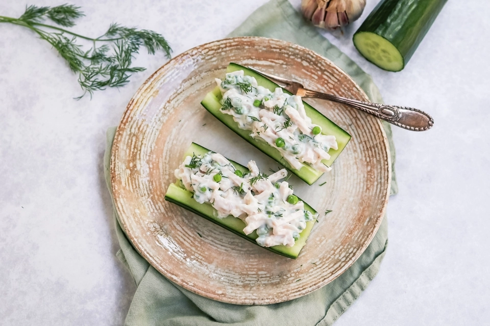 Tzatziki komkommer bootjes met kipreepjes