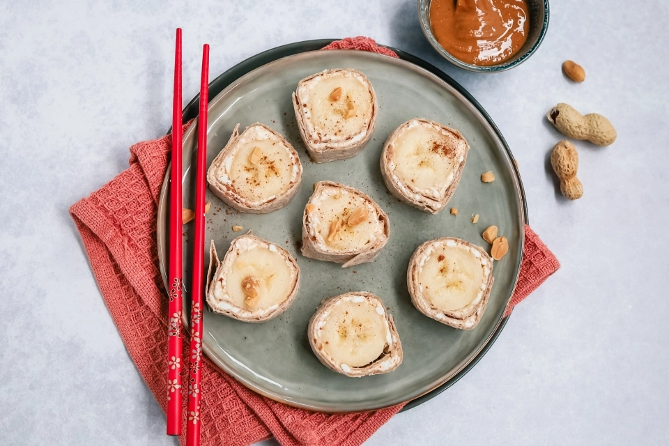 Wrap sushi met banaan, cottage cheese & pindakaas