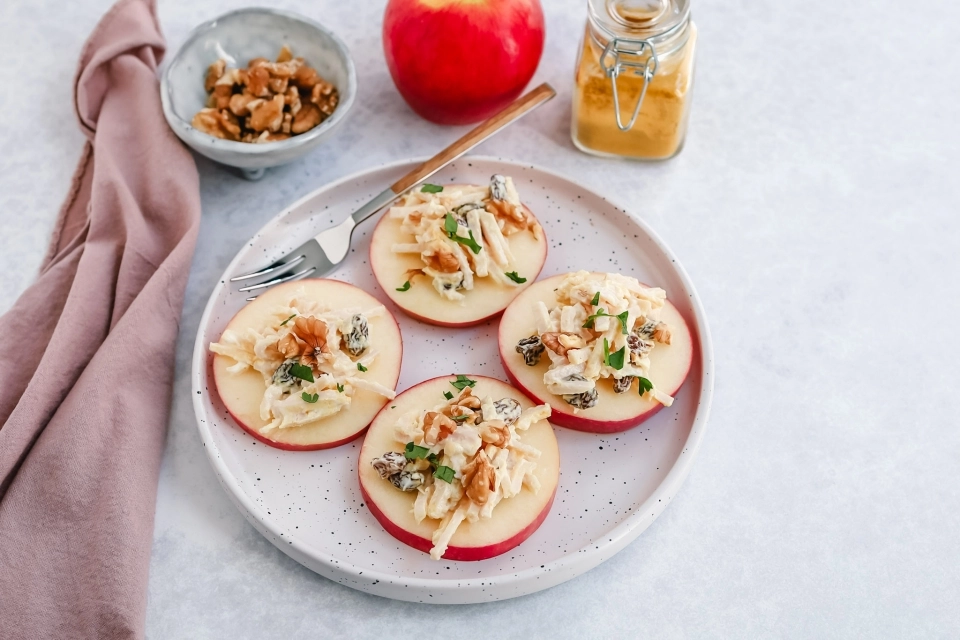 Appel plakjes met kip kerrie salade