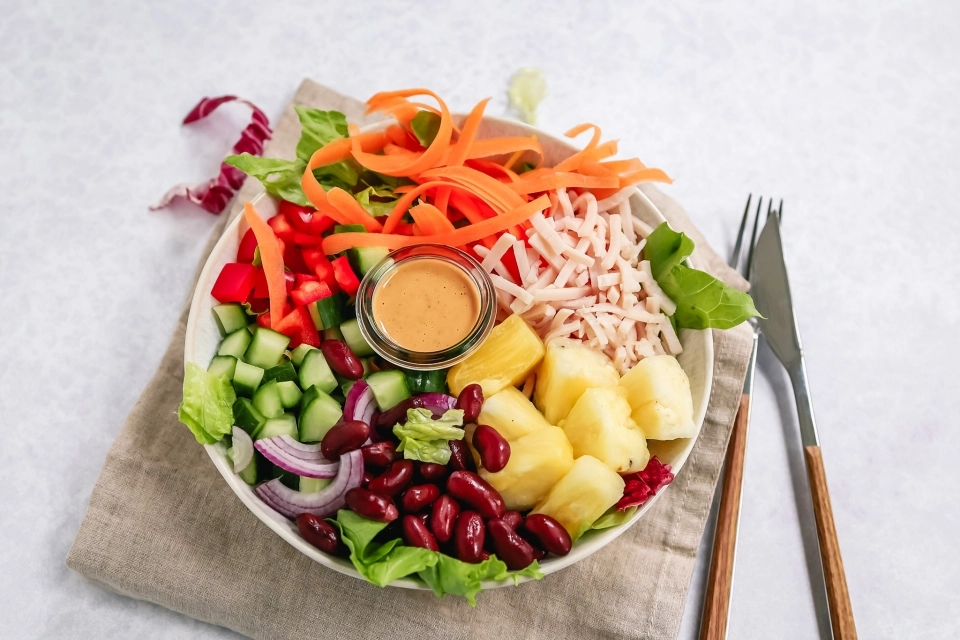 Maaltijdsalade met kipreepjes & pindadressing