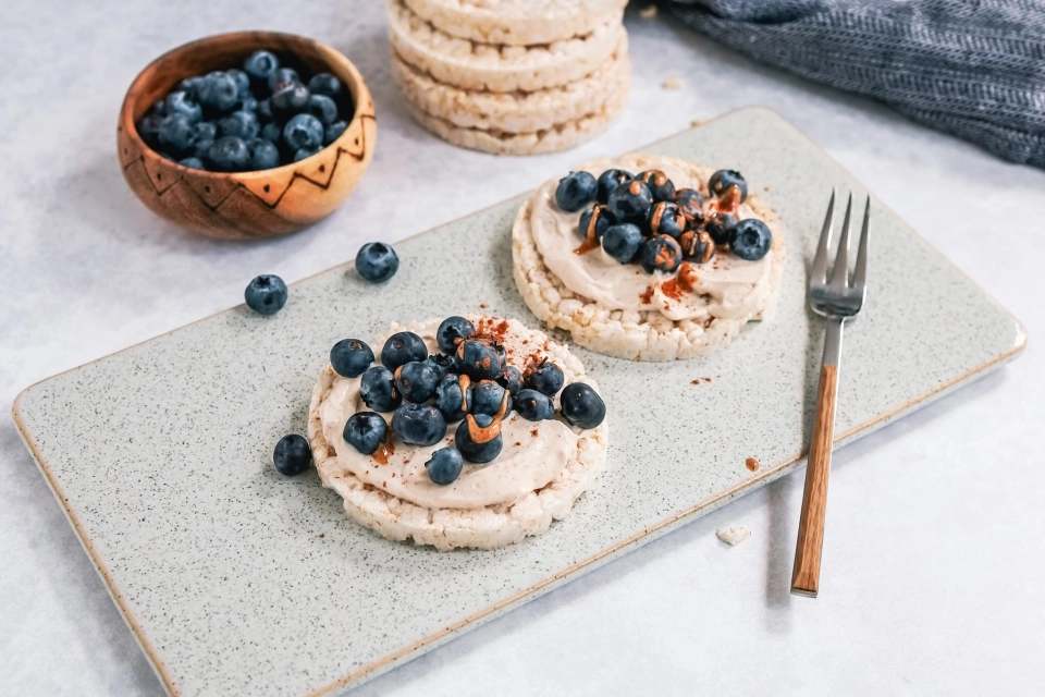 Maïswafels met pindakaasspread