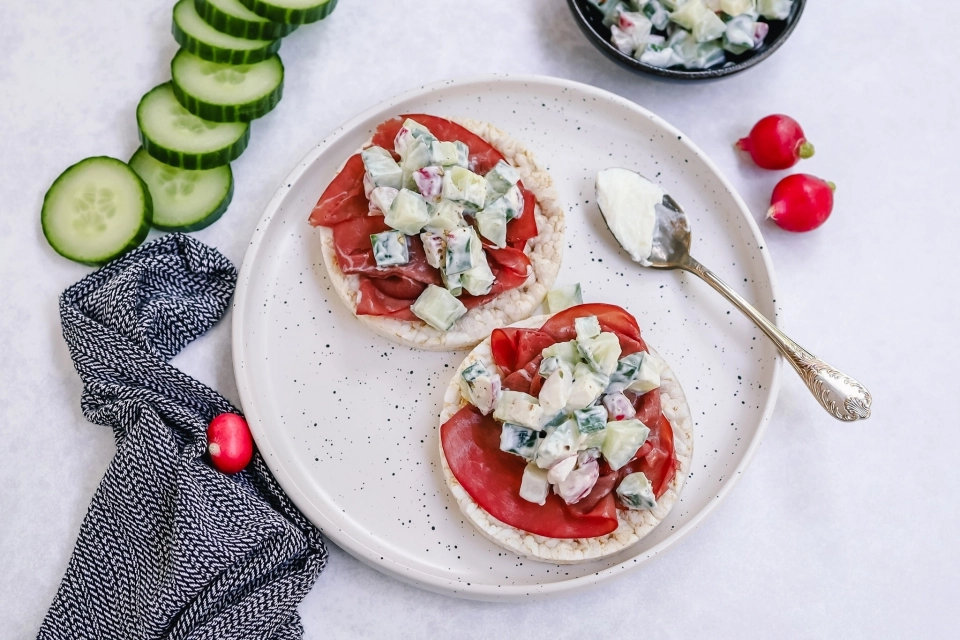 Maïswafels met rookvlees & komkommer salade