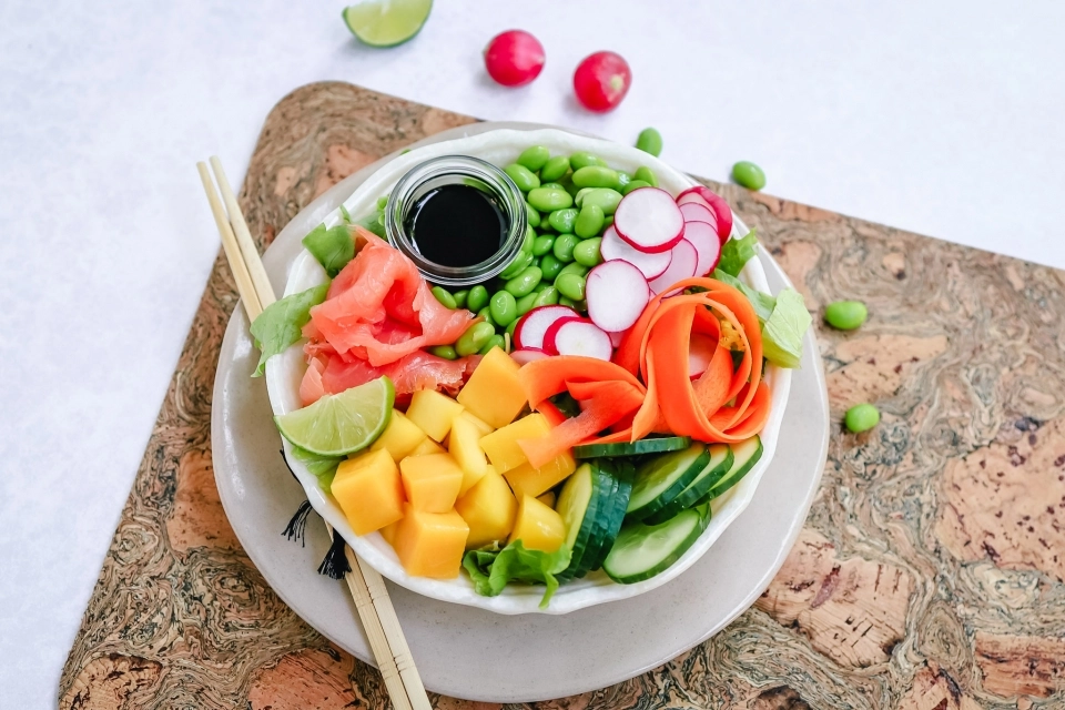 Poké bowl met gerookte zalm & mango