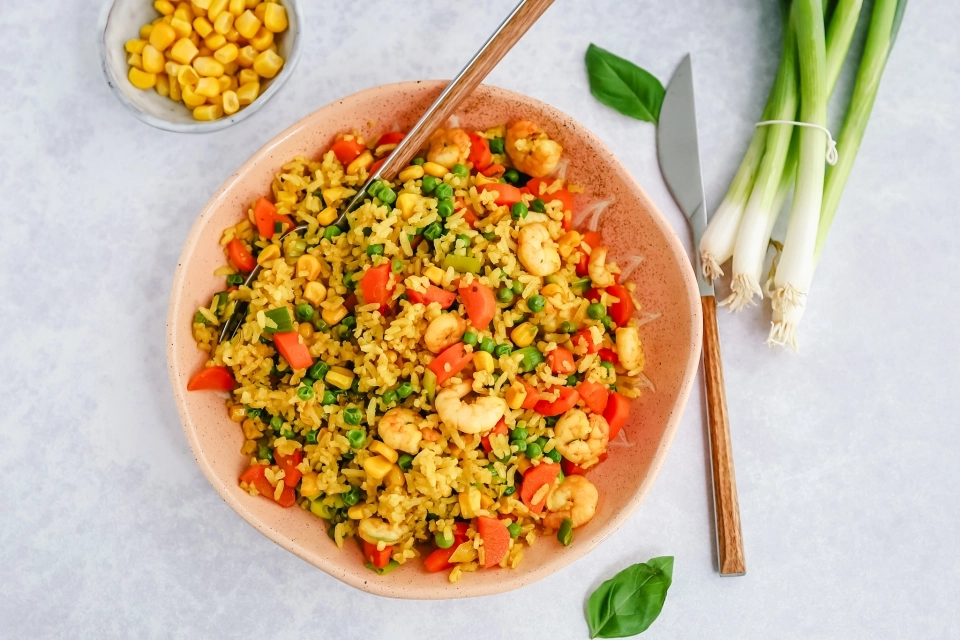 Rijstschotel met kurkuma & garnalen