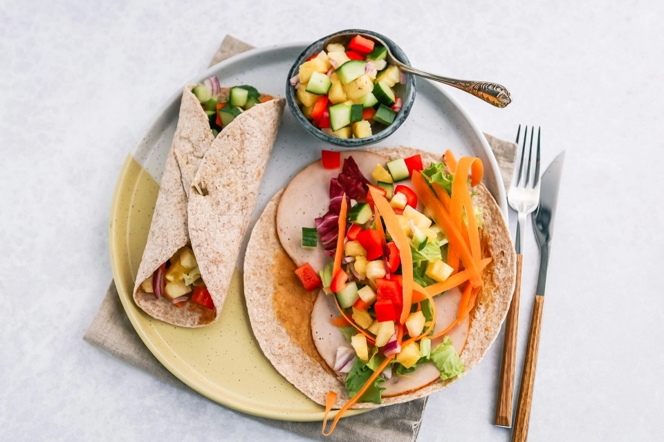Wraps met pindakaas, kalkoenfilet & ananas salsa